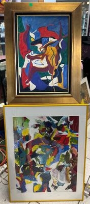deux tableaux encadrés exposés dans un magasin