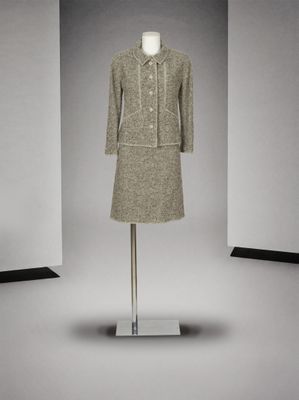 une photo d'une robe et d'une veste sur un mannequin