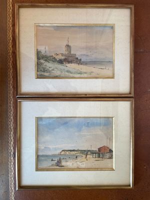 deux aquarelles encadrées représentant une plage et un phare