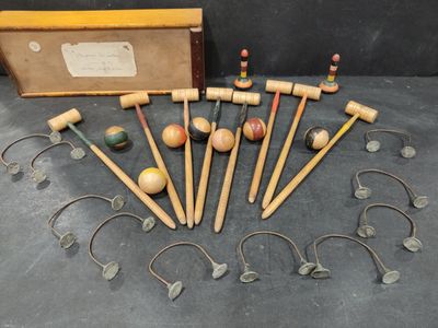 un ensemble de crochets en bois et d'aiguilles à crocheter
