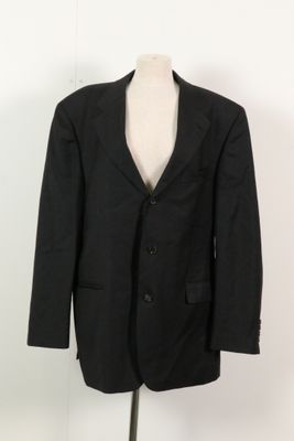 une photo d'un costume noir sur un présentoir à mannequin