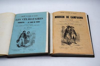 Deux livres sont ouverts sur une surface blanche ; l'un représente un homme et l'autre une femme.