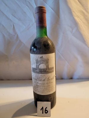 une bouteille de vin posée sur une table sur laquelle figure un numéro