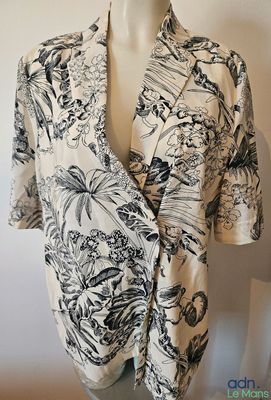 an image of a woman ' s shirt on a mannequin mannequin mannequin mannequin mannequin mannequin mannequin mann