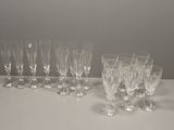six verres à vin posés les uns à côté des autres sur une table