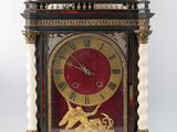 une horloge posée sur une table
