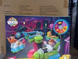 les jouets se trouvent dans une boîte en carton posée sur une table, devant une autre boîte en carton