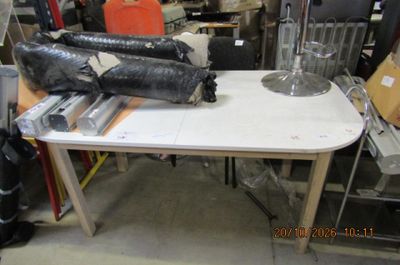 une table sur laquelle est posée une lampe, au milieu d'une pièce