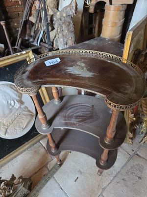 une table sur laquelle est posé un plateau