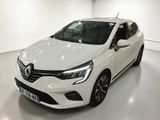 La voiture blanche est garée dans une pièce blanche au sol blanc.