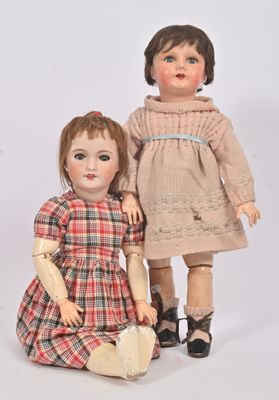 Deux poupées : l'une tête porcelaine bouche ouverte (acciden…