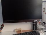un bureau d'ordinateur sur lequel se trouvent un clavier et un écran