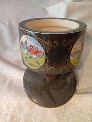 une tasse sur laquelle sont représentées des personnes