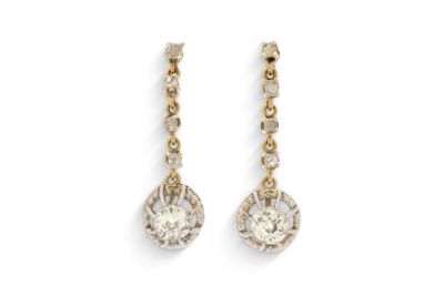 une paire de boucles d'oreilles en diamants et en or 18 carats