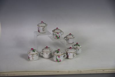 beaucoup de petites théières et de tasses posées sur une table