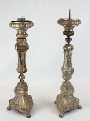 paire de chandeliers anciens en laiton sur piédestal sur fond blanc