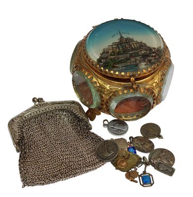 un porte-monnaie contenant des pièces et un porte-monnaie sur lequel est représenté un château