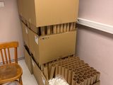 une pile de cartons et une chaise dans une pièce