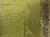 une image représentant une nappe verte ornée d'une bordure florale