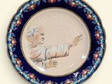 une assiette avec l'image d'un homme dessus