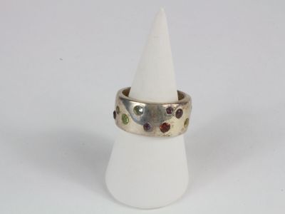 bague en argent sterling ornée de pierres multicolores montées sur un cône blanc