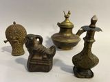 Plusieurs types d'objets en laiton sont exposés sur une surface blanche