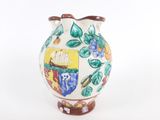 un vase sur lequel est représentée une ville