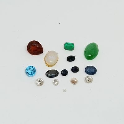 un ensemble de pierres de différentes couleurs posées sur une surface blanche