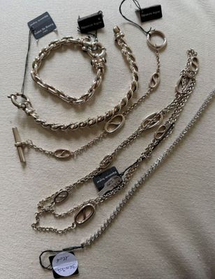 tout un tas de chaînes et de bracelets différents posés sur la table