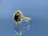 un gros plan d'une bague sertie d'un diamant noir sur une surface bleue