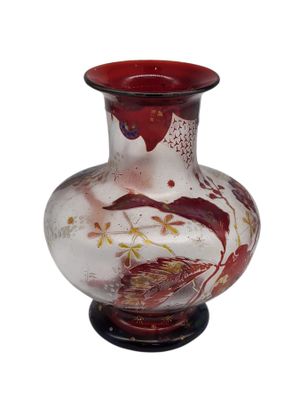 un vase en verre avec un motif rouge et blanc