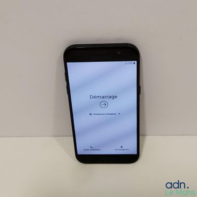 gros plan d'un téléphone portable posé sur une table
