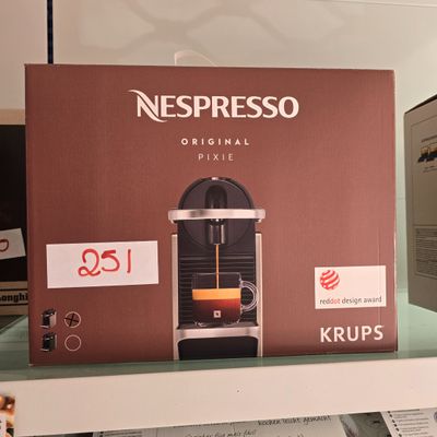 une machine à café posée sur une étagère dans le magasin
