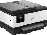 L'imprimante HP OfficeJet Pro est exposée devant un fond blanc.