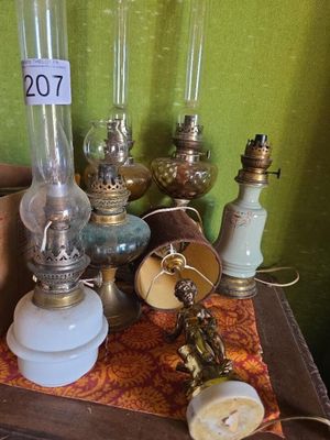 une table sur laquelle sont posées de nombreuses lampes anciennes