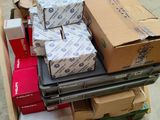 plusieurs boîtes empilées sur une palette
