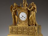 une horloge en or surmontée d'anges