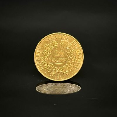 une pièce d'or posée sur une surface noire