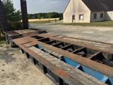 une remorque à plateau équipée d'un plateau