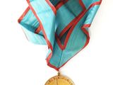 une médaille d'or entourée d'un ruban bleu