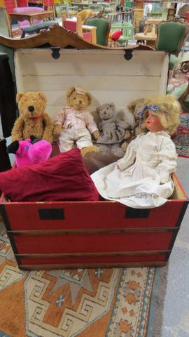 Malle peinte, garnie d’oursons, poupées, peluches