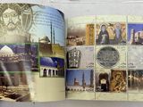 une personne tenant un livre contenant des images de différents pays