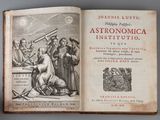 un livre ouvert sur lequel figure l'image d'un homme regardant dans un télescope