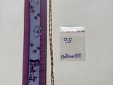 une photo d'un livre orné d'un ruban violet