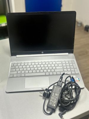 Un ordinateur HP précision 5520Corei7