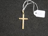 une croix suspendue à une ficelle, à laquelle est attachée une étiquette de prix