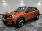 un SUV orange garé sur un sol à damier dans un garage