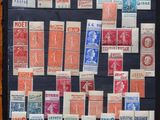 une collection de timbres exposés dans un cadre en bois