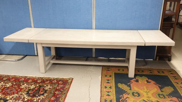 Importante table de ferme à entretoise en bois massif revêtement ...