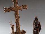 deux figurines représentant un homme et une femme tenant une croix